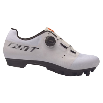 Hvid cykelsko med "DMT" logo, Boa® Fit System lukning og robust sål med off-road trækkraft.