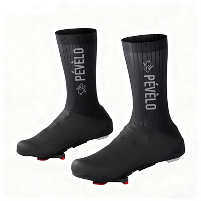 Sorte oversko med "PÉVÉLO"-logo, strømlinet design, klampeåbninger i sålen.