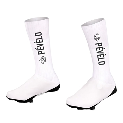Hvide PÉVÉLO oversko med sorte såler, højt skaft og logo på siden.