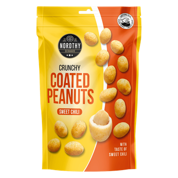 Nordthy Coated Peanuts, Sweet Chili, i gul og rød pose med peanuts og brandlogo øverst.