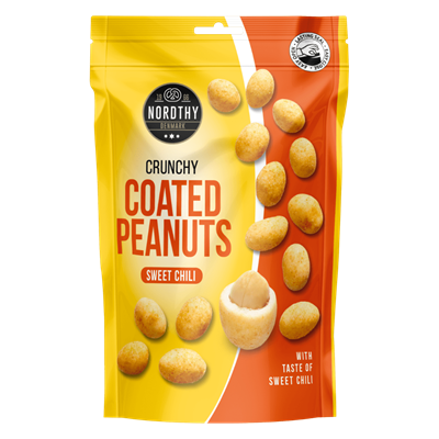 Nordthy Coated Peanuts, Sweet Chili, i gul og rød pose med peanuts og brandlogo øverst.