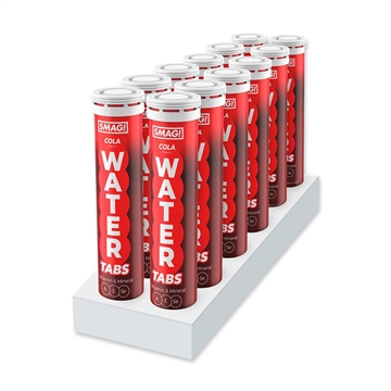 12 røde rør SMAG! Water Tabs Cola på hvid stand, fremhæver vitaminer A, E og C.