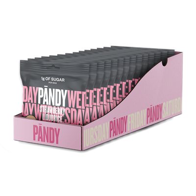 Pink kasse med 14 poser Pandy Candy Strawberry Liquorice, 1g sukker pr. pose, ugedage påtrykt.