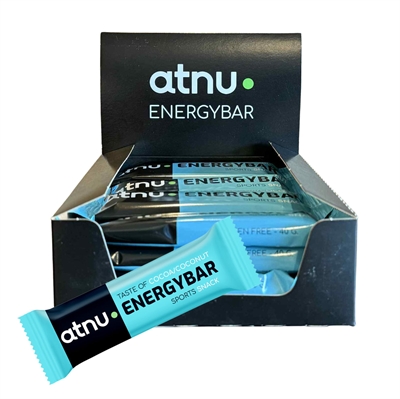 Kasse med ATNU Energy Bar, Kakao Kokos, blå indpakning, 12 stk. i en sort, åben kasse.