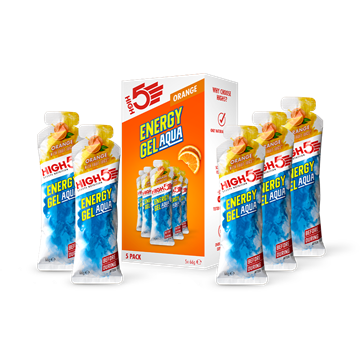 Fem High5 Aqua Gel pakker med appelsinsmag og en boks med samme design og farver.