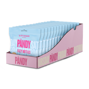Lyserød kasse med blå poser af Pandy Candy - Fizzy Bottles, 1g sukker pr. pose, rød tekst.