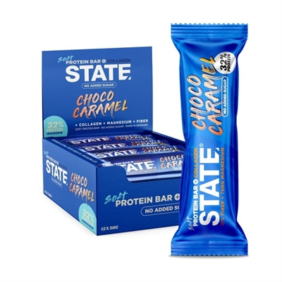 Blå kasse og pakke af STATE Protein Bar+ Chokolade/Karamel med 32% protein og ingen tilsat sukker.