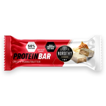 Rød/hvid emballage med billede af proteinbar, 50% protein, ingen tilsat sukker, jordnødder.