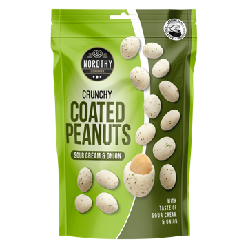 Grøn pose med Nordthy Coated Peanuts. Smag af sour cream & onion. Billede af peanuts på posen.