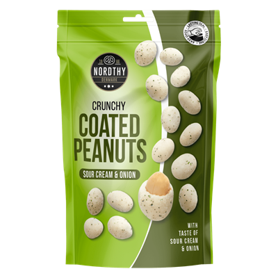 Grøn pose med Nordthy Coated Peanuts. Smag af sour cream & onion. Billede af peanuts på posen.