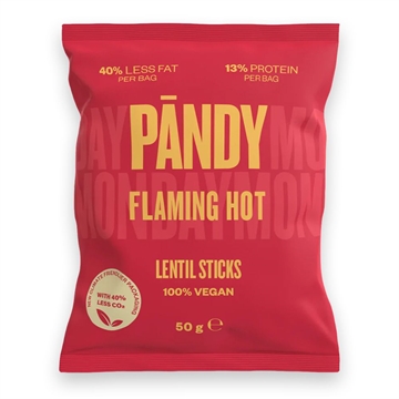 Rød pose med "Pandy Flaming Hot Lentil Sticks", 40% mindre fedt, 13% protein, 100% vegansk, 50g.