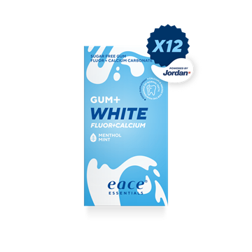 Blå emballage med "GUM+ WHITE FLUOR+CALCIUM", mintblade, tyggegummikugle, "Made in Denmark".