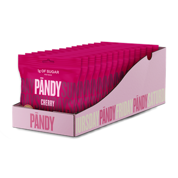 Udstillingsboks med pink Pandy Candy-poser, mærket "1g OF SUGAR" og "CHERRY" i kirsebærsmag.