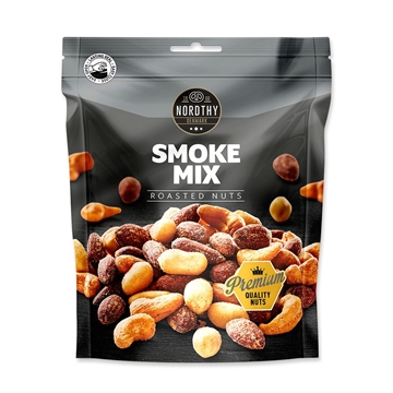 Pakke med Nordthy Premium Nødder - Smoke Mix, 150g, med blandede ristede nødder på mørk baggrund.