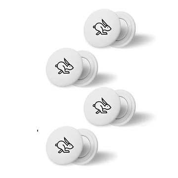 Sæt af hvide magneter med kaninlogo, designet til at holde startnumre. Fire magneter vises.