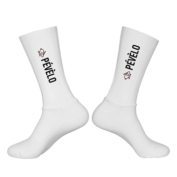 Hvide cykelstrømper med ribbet tekstur og "PÉVÈLO" tekst på siden.